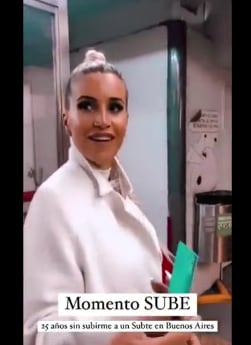 Florencia Peña en el subte.