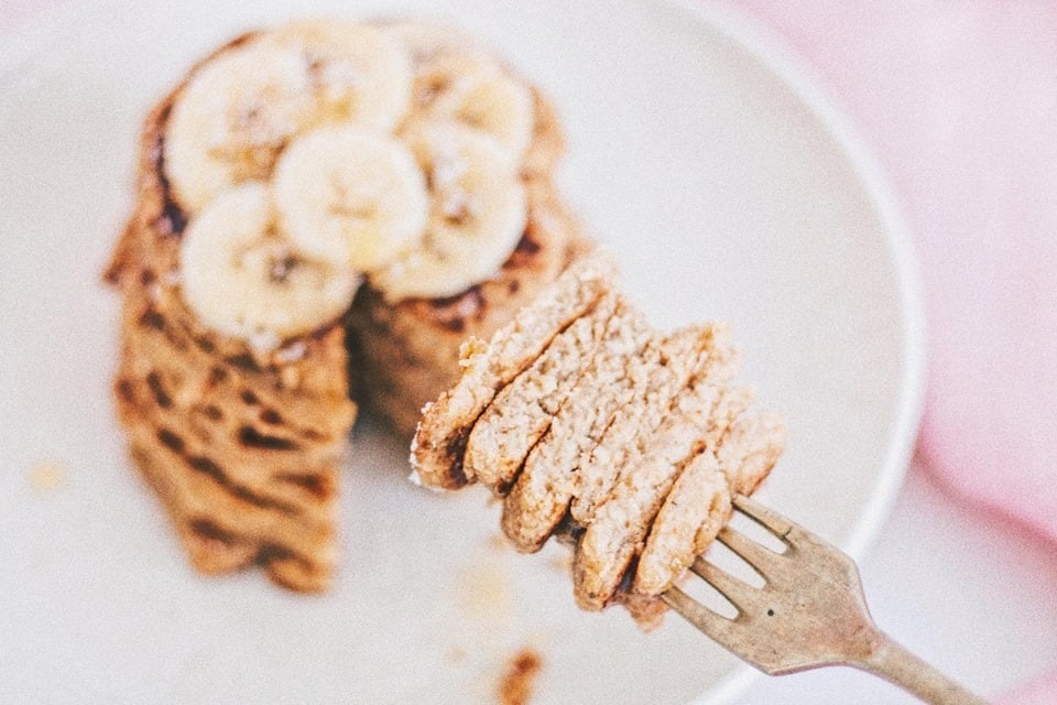 Los pancakes de avena los podes acompañar con los topings que quieras: fruta, pasta de maní, miel, queso crema, mermelada, frutos secos, granola, dulce de leche; las posibilidades son infinitas.