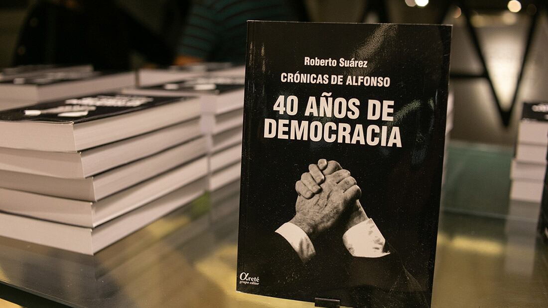 Este viernes, el intendente de la Ciudad de Mendoza, Ulpiano Suarez presentó, junto a Federico Storani, exministro del Interior y exdiputado nacional, el libro “40 años de Democracia, Crónicas de Alfonso”, del periodista Roberto Suárez.