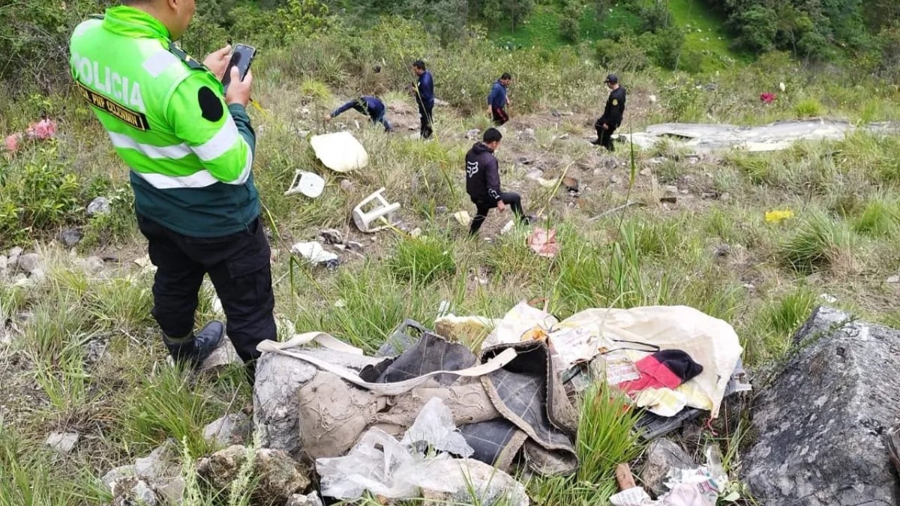 Policías y bomberos trabajan en el accidente ocurrido en Perú (EFE)