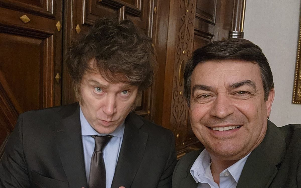 Omar De Marchi y la selfie con el presidente Javier Milei luego de la reunión en la Casa Rosada.