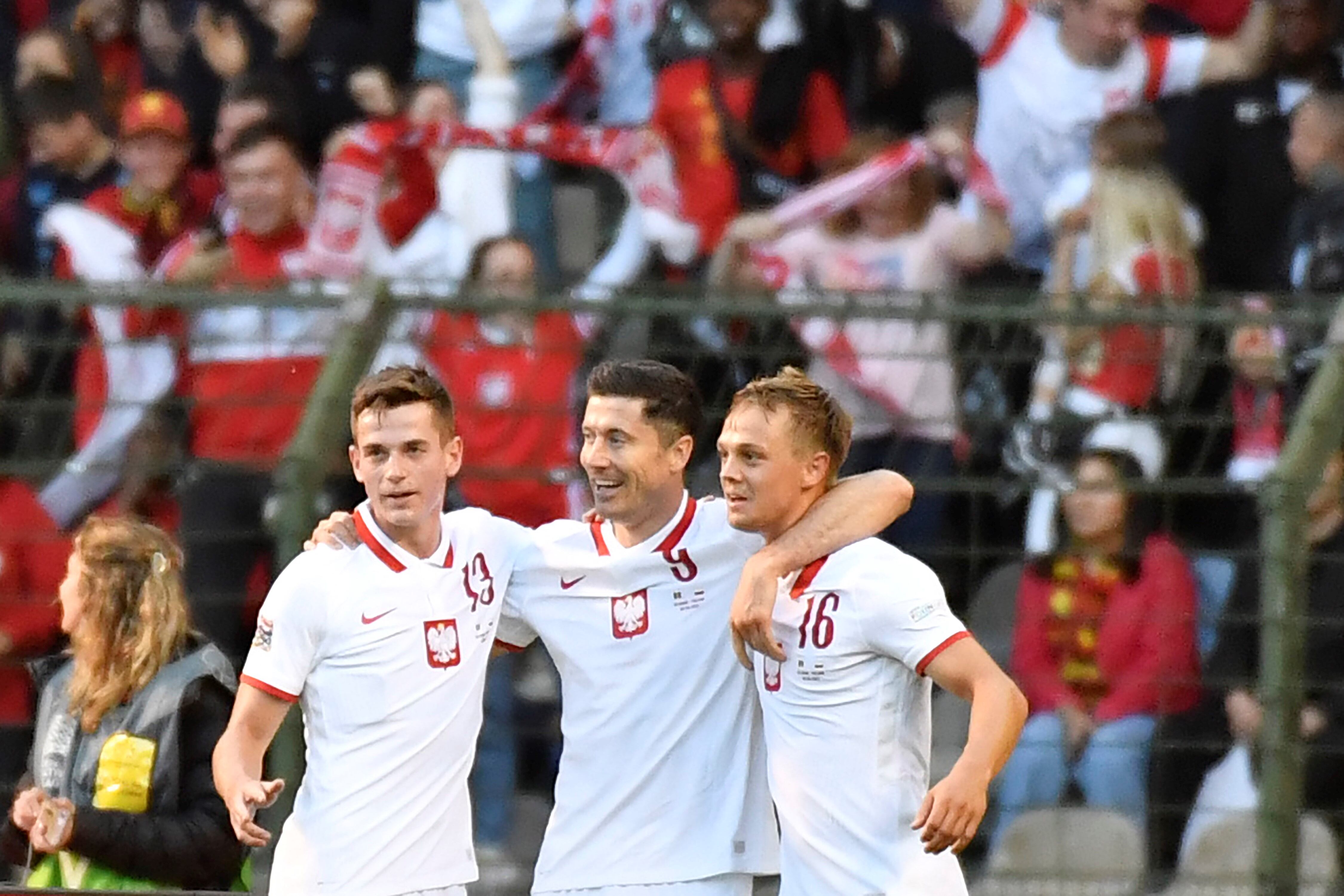 Robert Lewandowski, en el centro del festejo de Polonia, peligroso equipo del Grupo C. (AP)