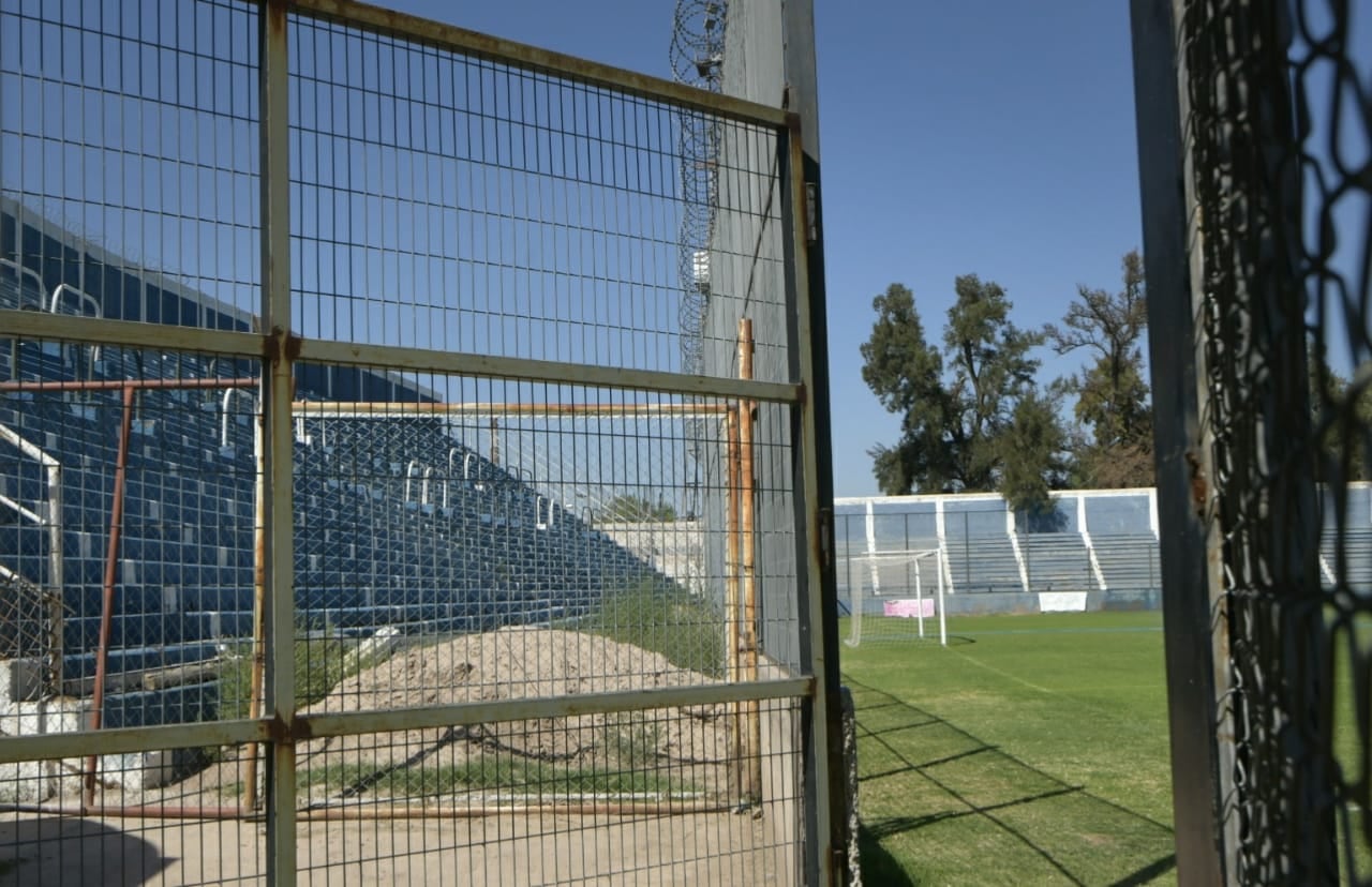 Estadio Feliciano Gambarte, histórica cancha de Godoy Cruz. / Orlando Pelichotti (LOS ANES).