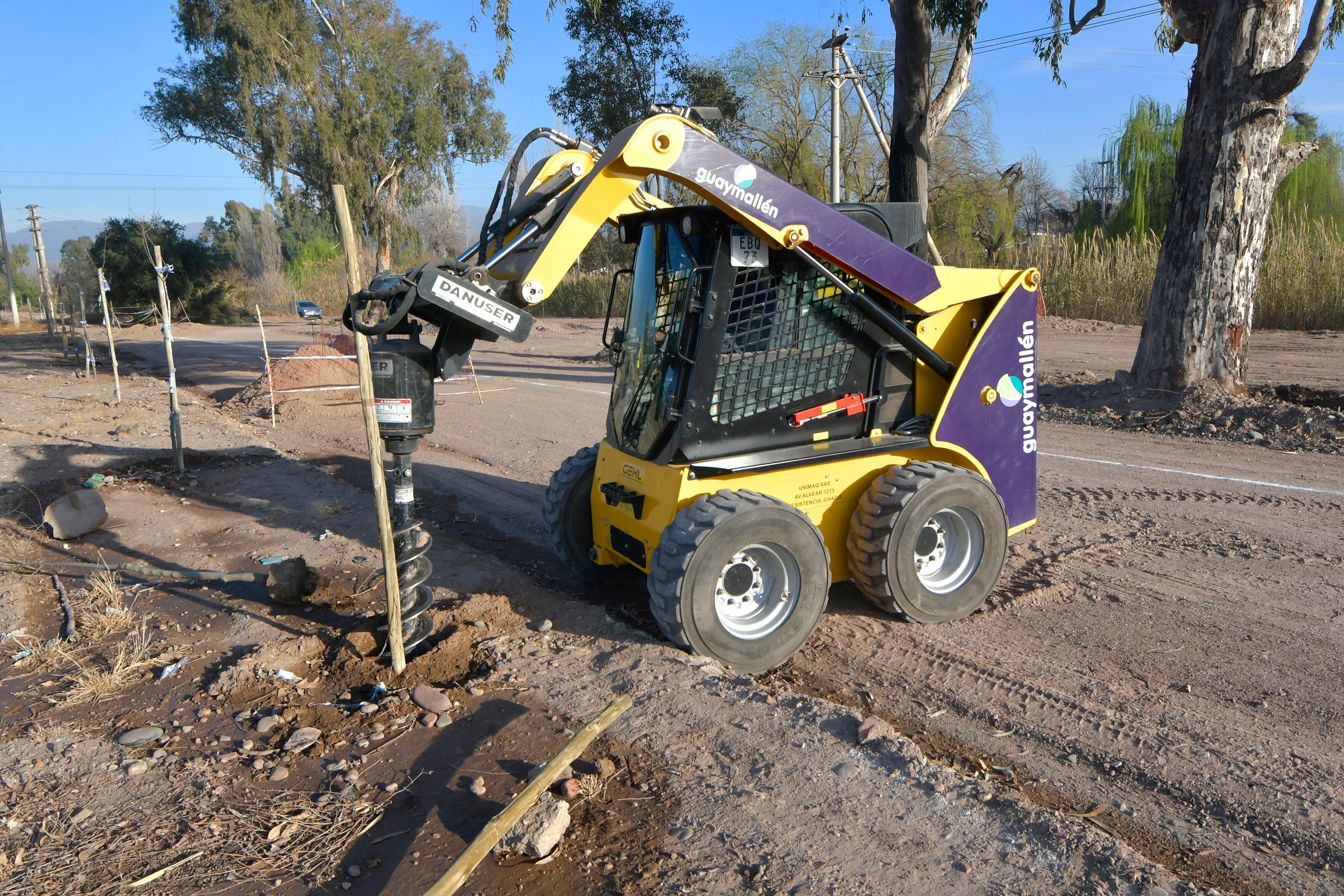 Del lado sur del canal Cacique Guaymallén ya plantaron 250 árboles, algarrobos, chañares y aguaribayes la mayoría. Foto: Orlando Pelichotti / Los Andes