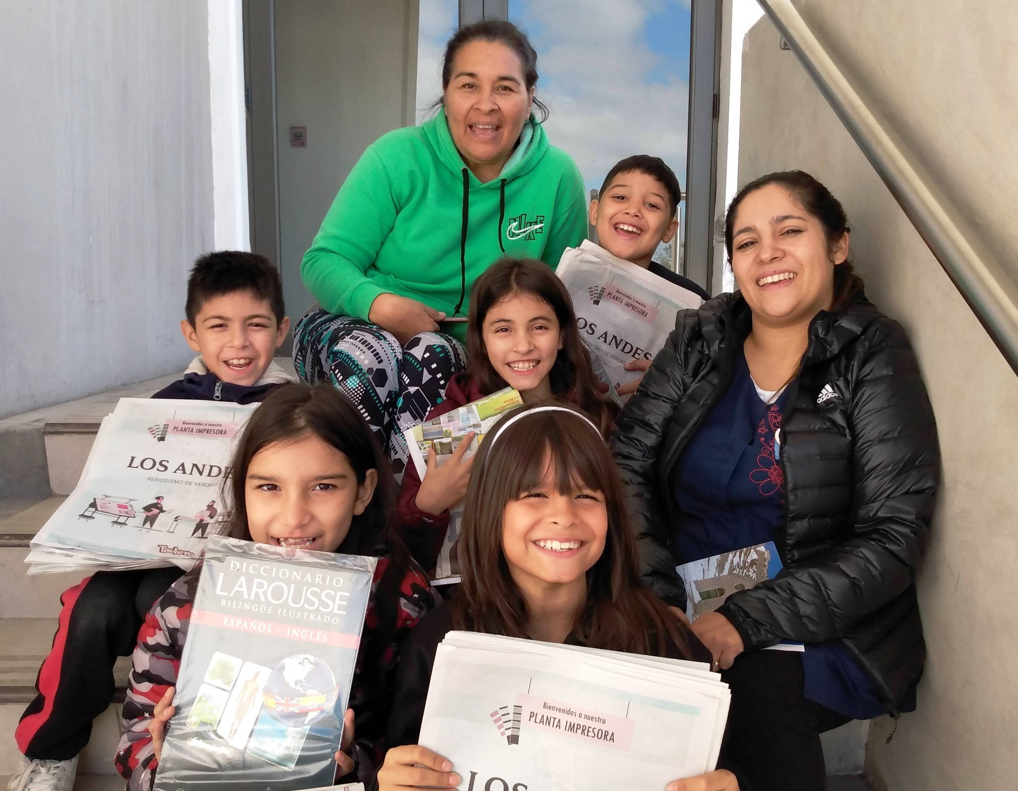 Ainara, Lucía, Bastian, Xiomara, Noah y Laura, acompañados por Fernanda Suárez, su docente.

