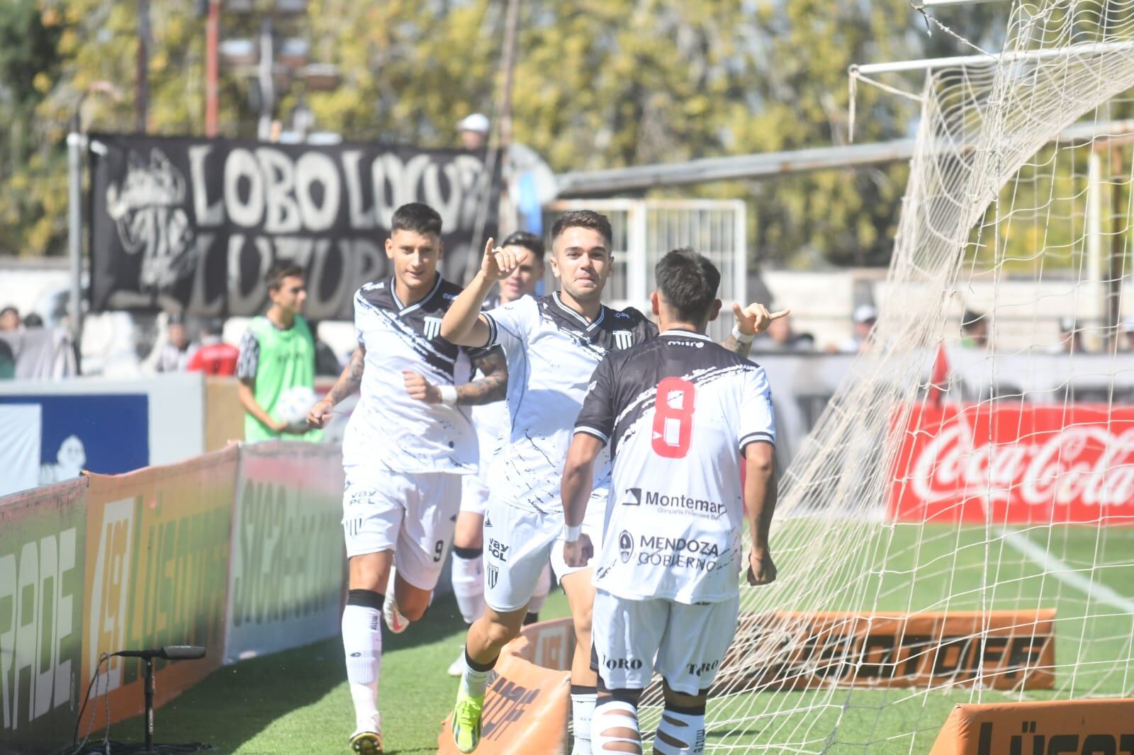 Nico Romano de cabeza, conquistó el primer tanto del Lobo. / José Gutiérrez (Los Andes).