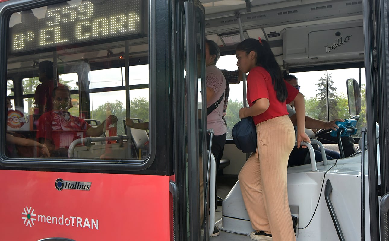 El pasaje del transporte público de pasajeros, de corta distancia aumentó desde hoy 15 de enero y tiene el valor de $70 la tarifa plana. La suba es de $10 con respecto al valor anterior ($60) y ya había sido anticipado por el Poder Ejecutivo el año pasado

Foto:Orlando Pelichotti