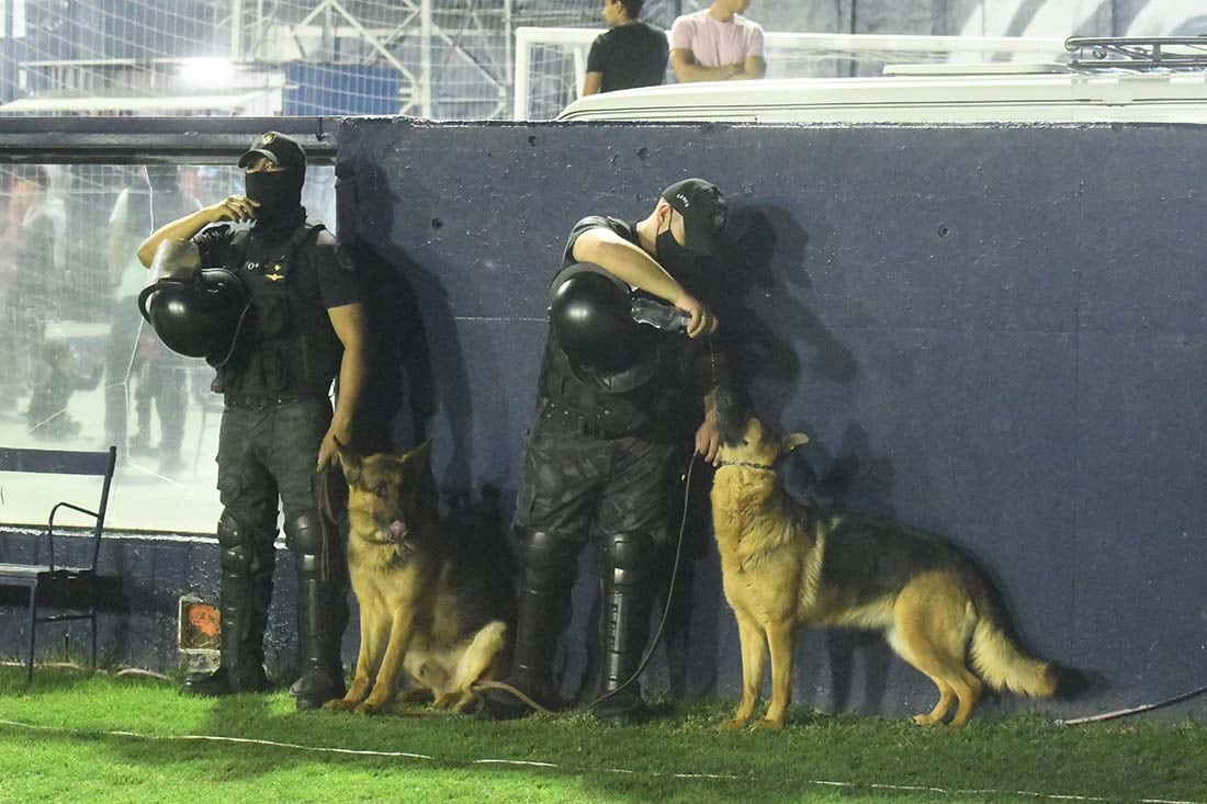 Efectivos de la policía de Mendoza hidratando a su compañero mas fiel.
Foto José Gutierrez