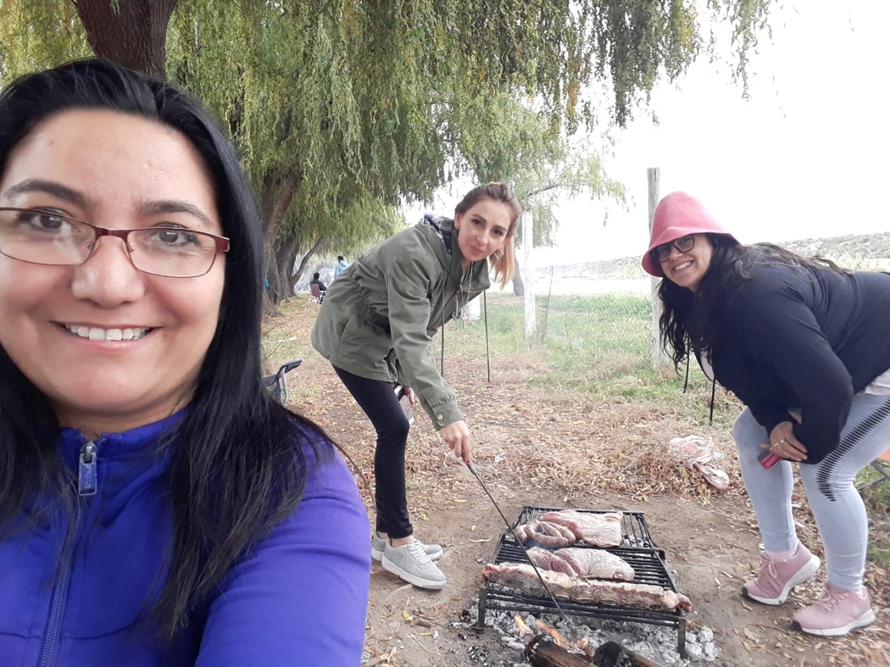 La mendocina fallecida en un accidente en Chile (en el centro de la foto), junto con unas amigas, en una salida.