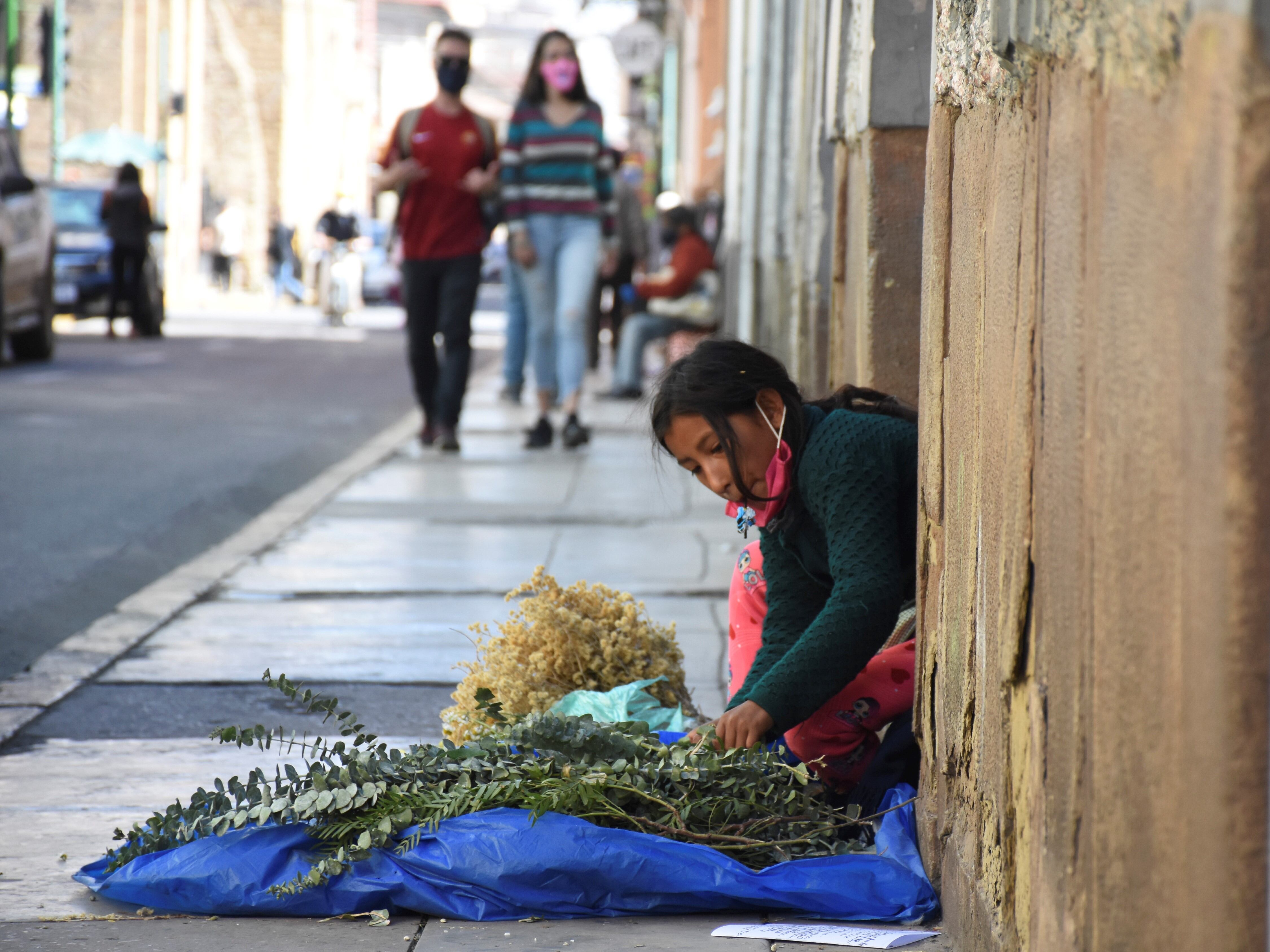 La gente busca presionar al gobierno y que aceleren la evacuación de cadáveres. 