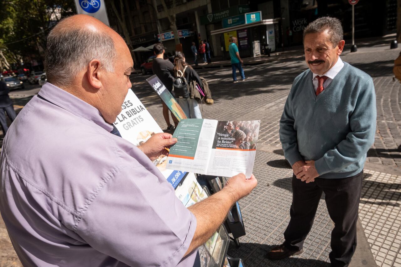 Aseguran que la respuesta de los transeúntes es buena y reciben aliento. | Foto: Ignacio Blanco / Los Andes  