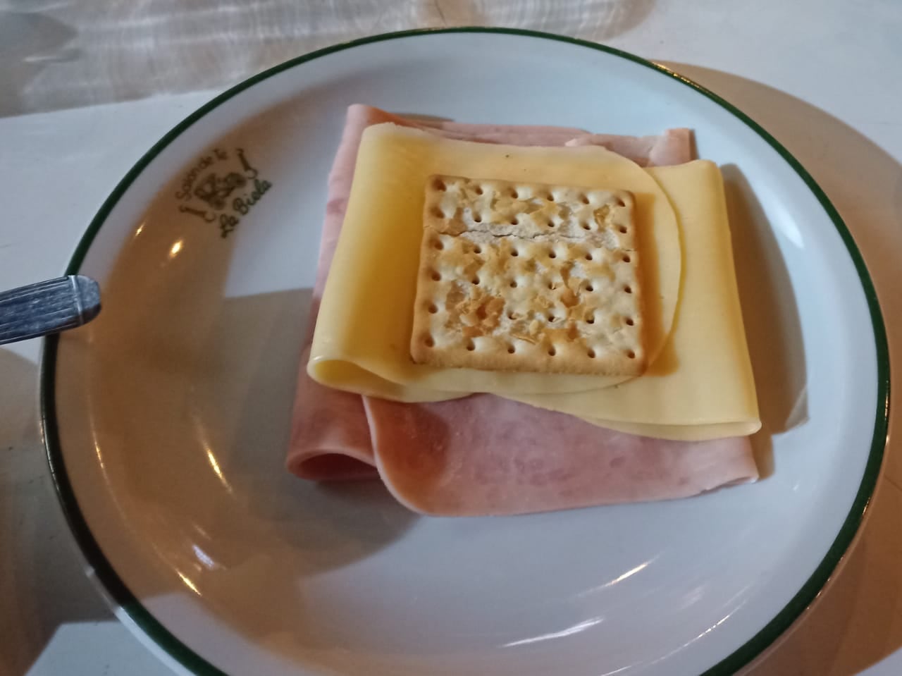 Pidió un sánguche de jamón y queso entre dos galletas, le cobraron 1.100 pesos, se quejó en las redes y fue viral. Foto: Twitter