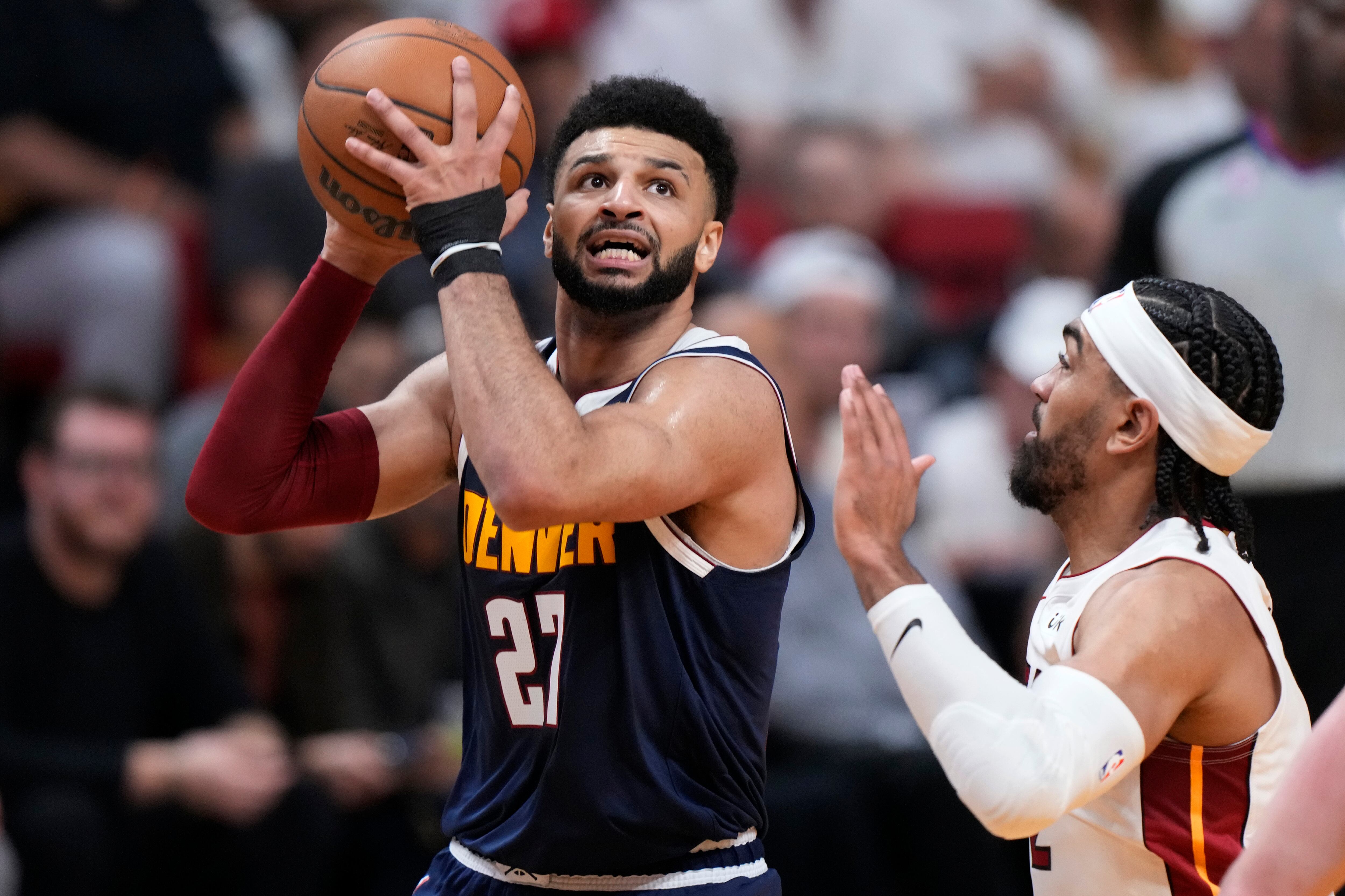 El base de los Nuggets de Denver Jamal Murray durante la segunda mitad del 4to juego de las Finales de la NBA ante el Heat de Miami, el viernes 9 de junio de 2023, en Miami. (AP Foto/Wilfredo Lee)