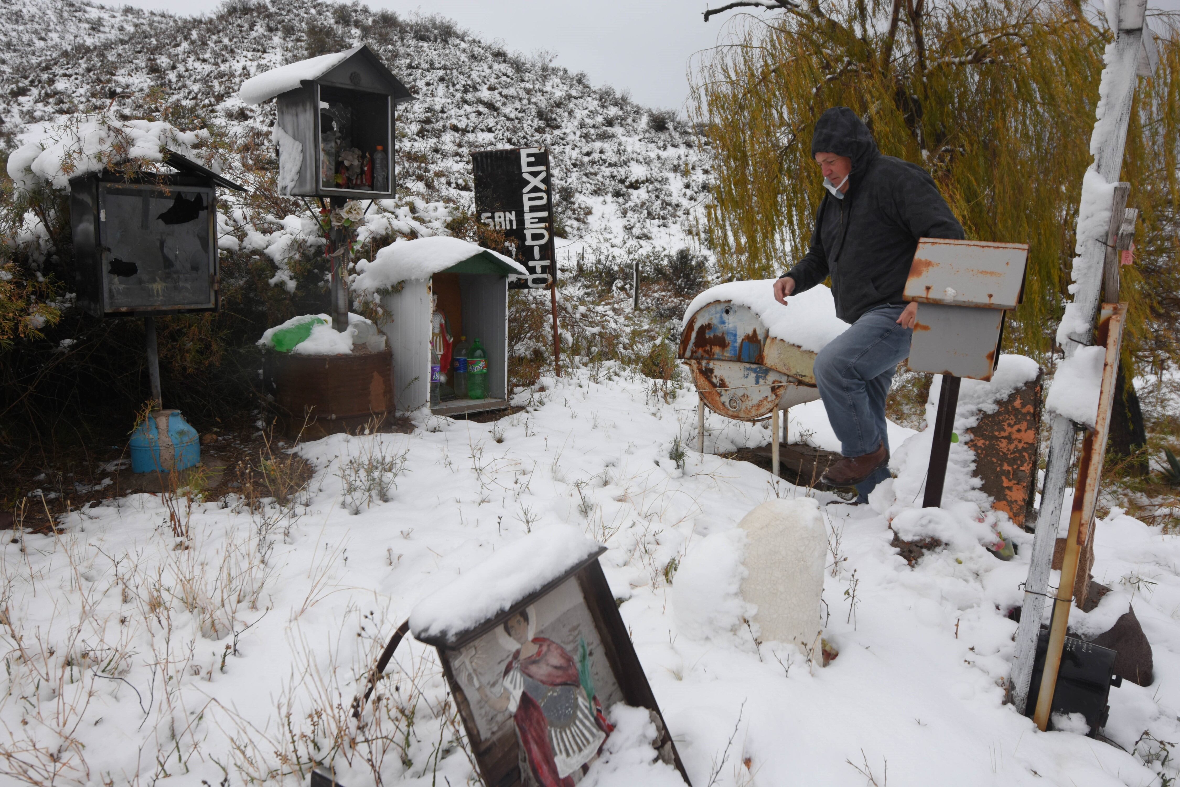 Por el frente frio que se registra en la provincia de Mendoza, en la zona de los cerrillos en el departamento de Tupungato, se acumuló una importante cantidad de nieve