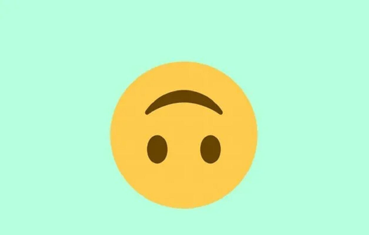 Esto significa el emoji de la carita al revés de WhatsApp.