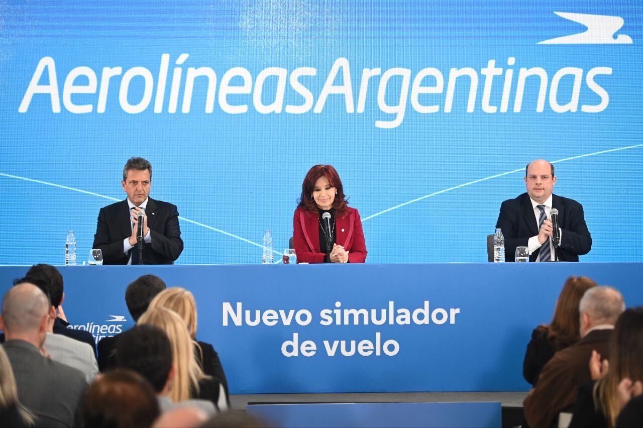 Cristina Kirchner y Sergio Massa en un acto en Ezeiza donde recordó los 15 años de la reestatización de Aerolíneas Argentinas y se presentó un moderno simulador de vuelos. Foto: Prensa Cristina Kirchner