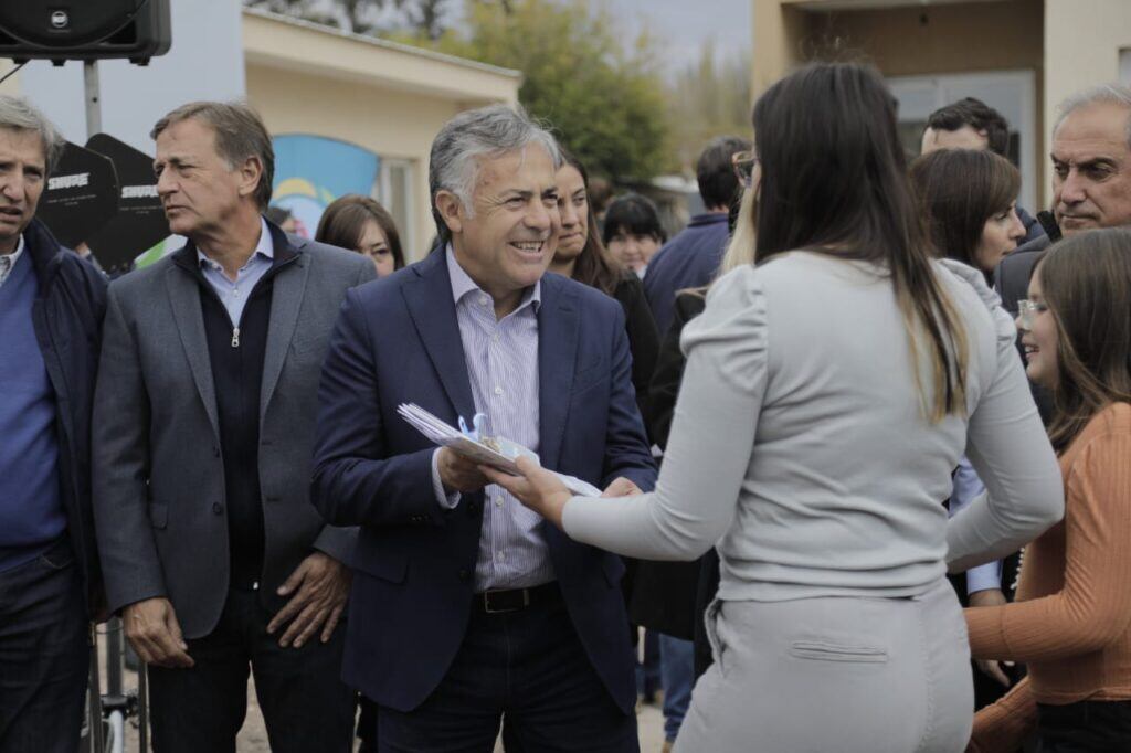 Alfredo Cornejo participó de la entrega de viviendas en San Rafael. Foto: Prensa Mendoza