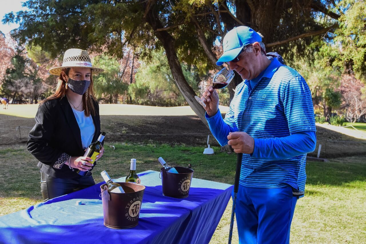 Daniel Sarsinella degustando una copa de Terracota WineLand