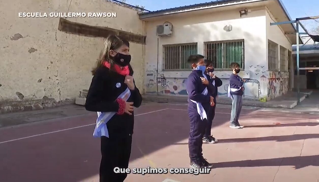 Alumnos de la escuela Guillermo Rawson y Tomás Godoy Cruz interpretaron una emotiva e inclusiva versión del Himno Nacional Argentino. 