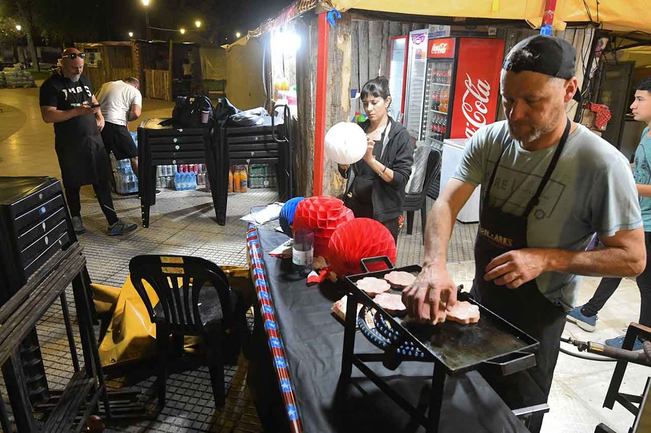 Suspenden para hoy las Fiestas de la Hermandad en la Plaza Chile por el Zonda. Foto: José Gutierrez / Los Andes (Archivo)

