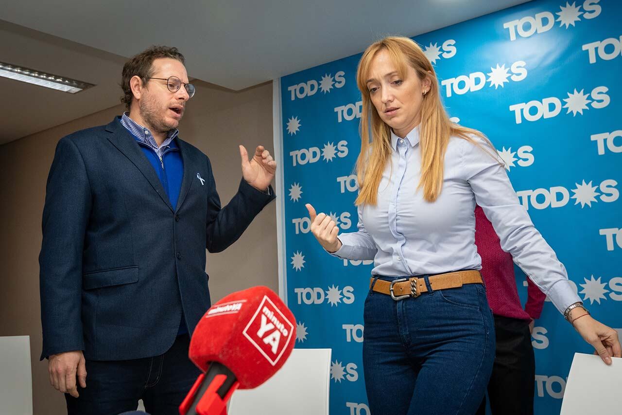 Anabel Fernández Sagasti en conferencia de prensa  junto a Lucas Ilardo