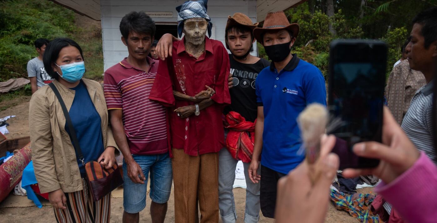 Una tribu de Indonesia desentierra a sus muertos una vez al año para limpiaros y fotografiarse con ellos. Foto Hariandi Hafid