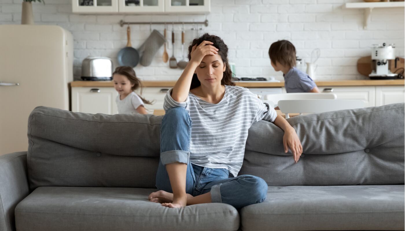 El estrés crónico puede debilitar la barrera cutánea. Practica técnicas para el manejo del estrés, como la meditación o yoga.