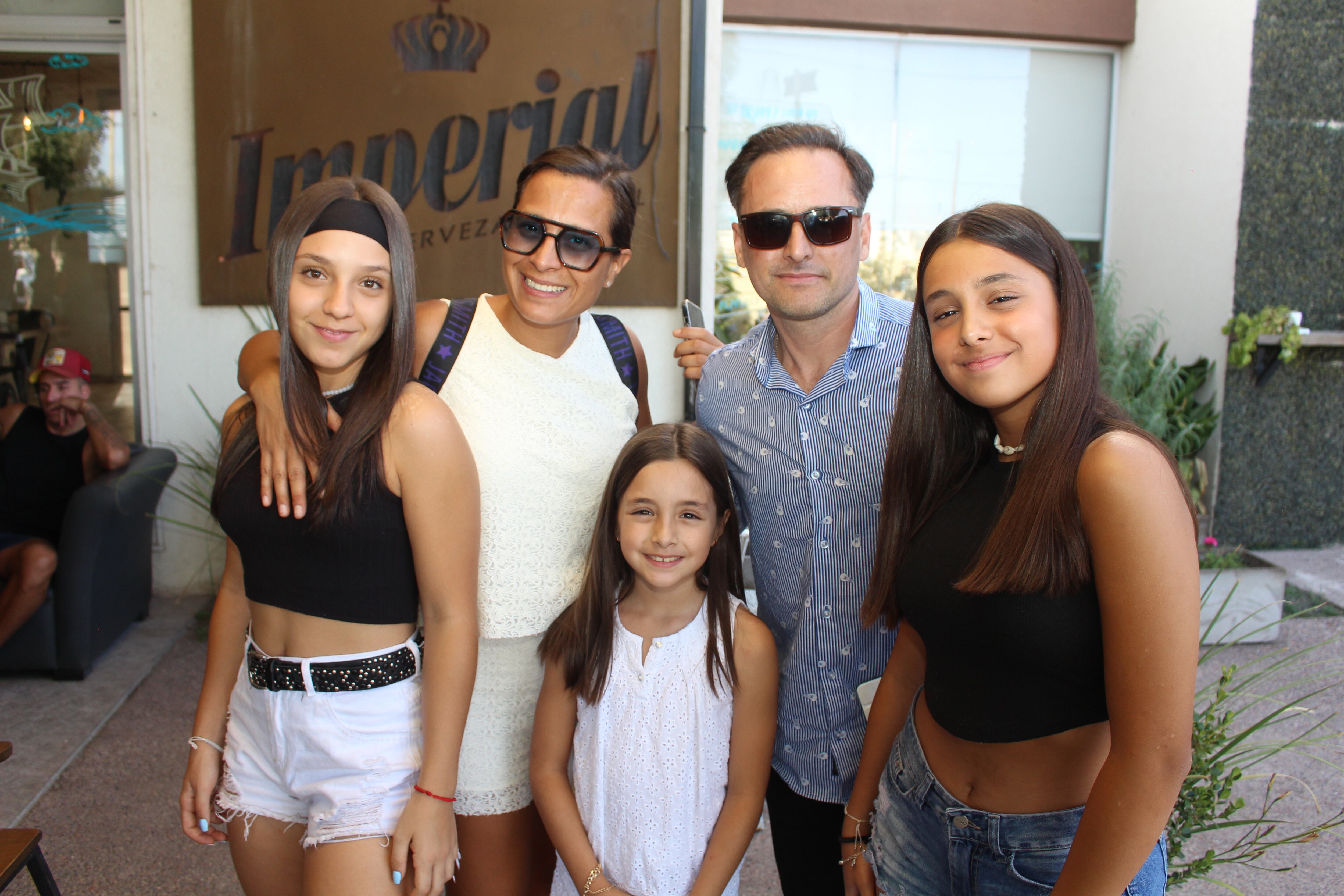 Nayat Blanco, Cecilia Bustos, Sara, Iván y Yasmin Brahin Ismael.