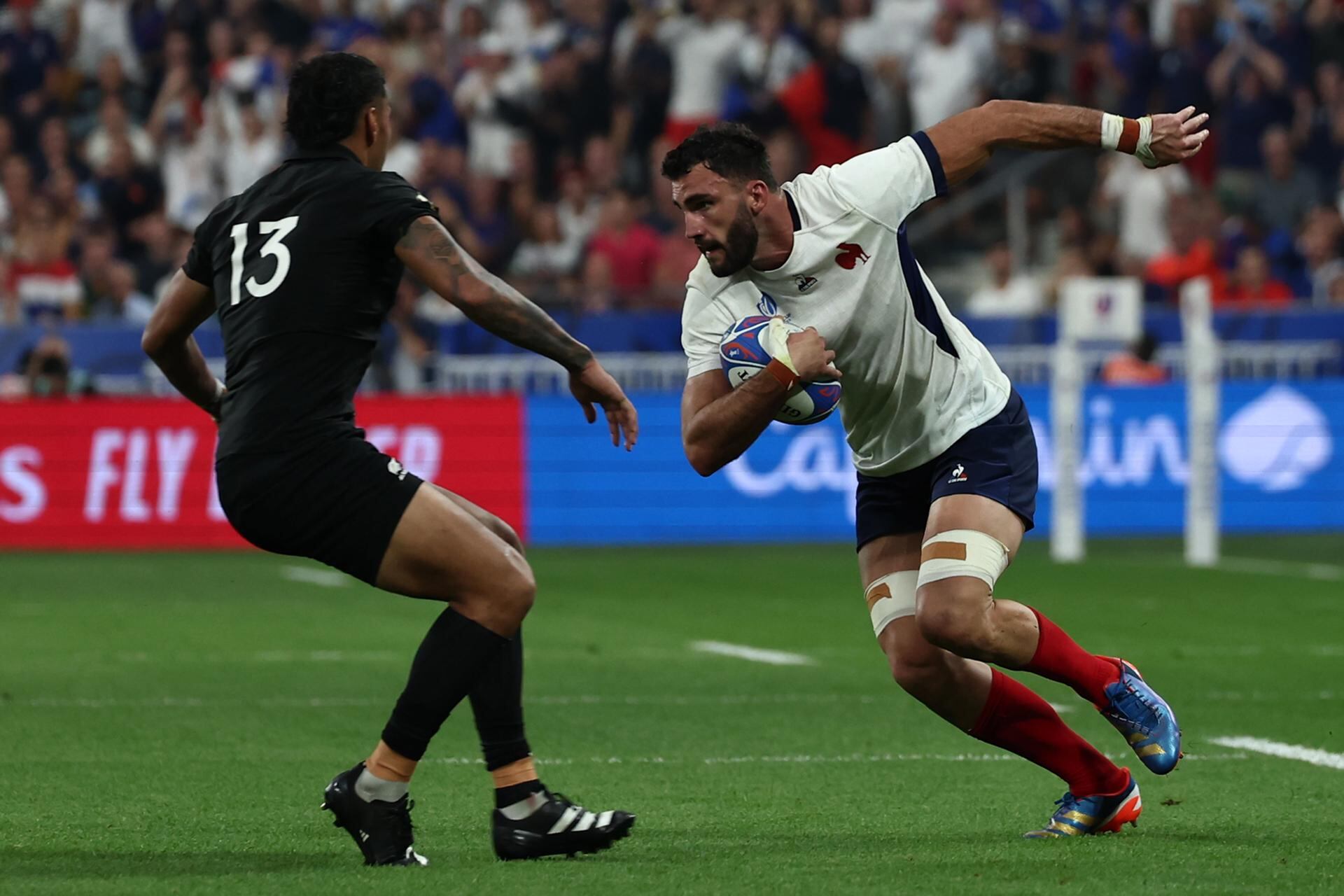 Charles Ollivon (R) de Francia en acción contra Rieko Ioane (L) de Nueva Zelanda durante la Copa Mundial de Rugby Pool Un partido entre Francia y Nueva Zelanda en Saint-Denis, cerca de París, Francia, 08 de septiembre de 2023. Foto: EFE/EPA/MOHAMMED BADRA