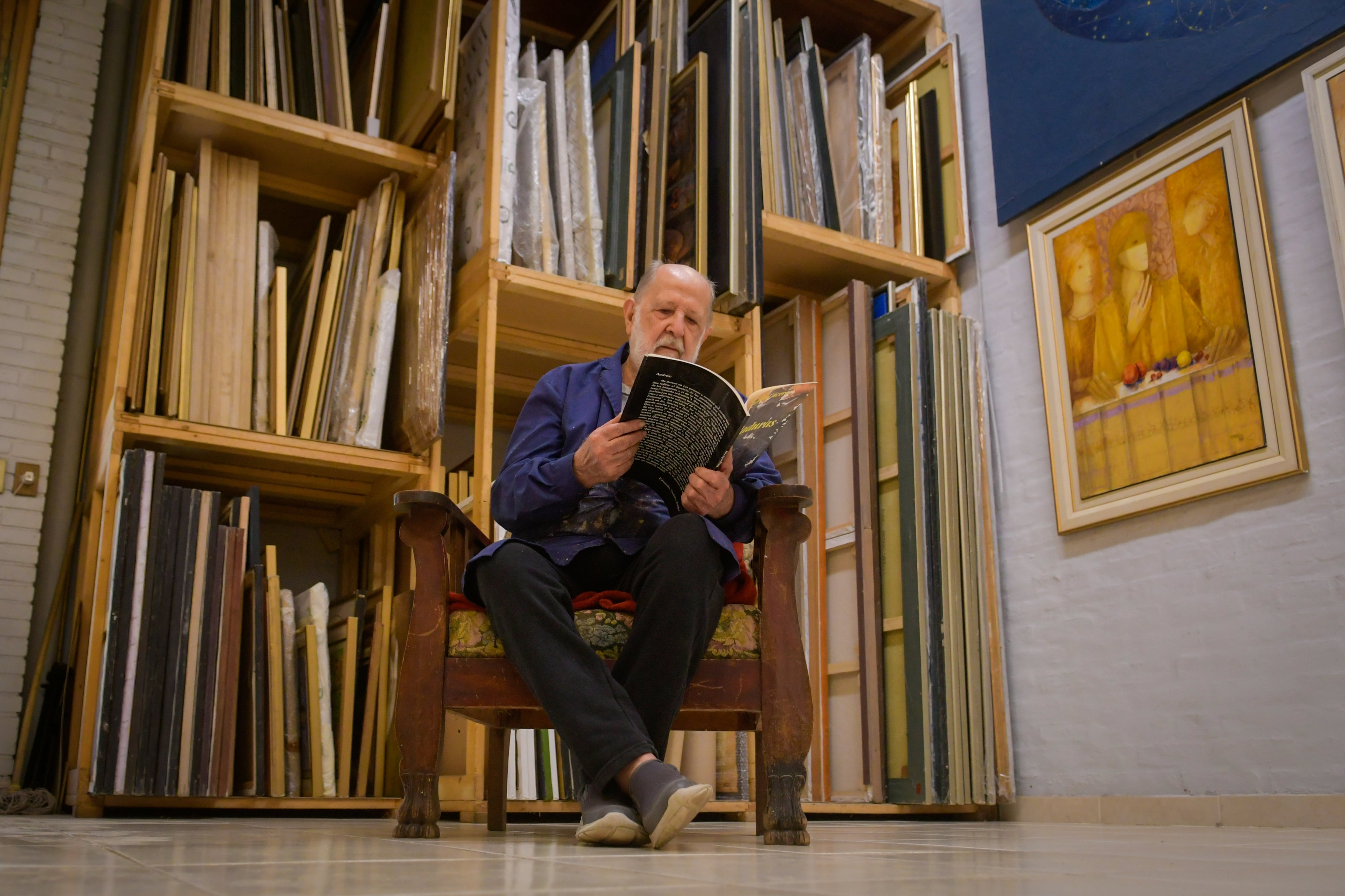 En la pausa, recuerda que fue alumno de la Academia Provincial de Bellas Artes, y sin querer, terminó siendo profesor, nos dice mientras ojea el libro de su amigo Cáceres.