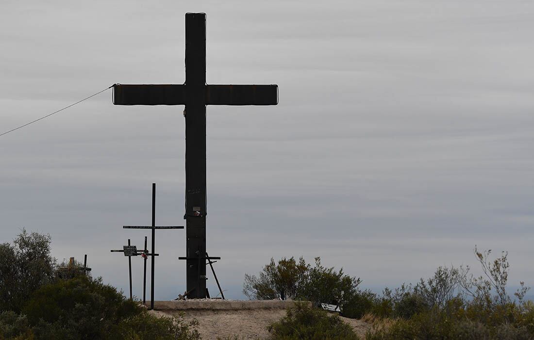 El paraje La Cruz Negra a metros de la ruta 40 mezcla historia, leyenda y fe. Marcelo Rolland /