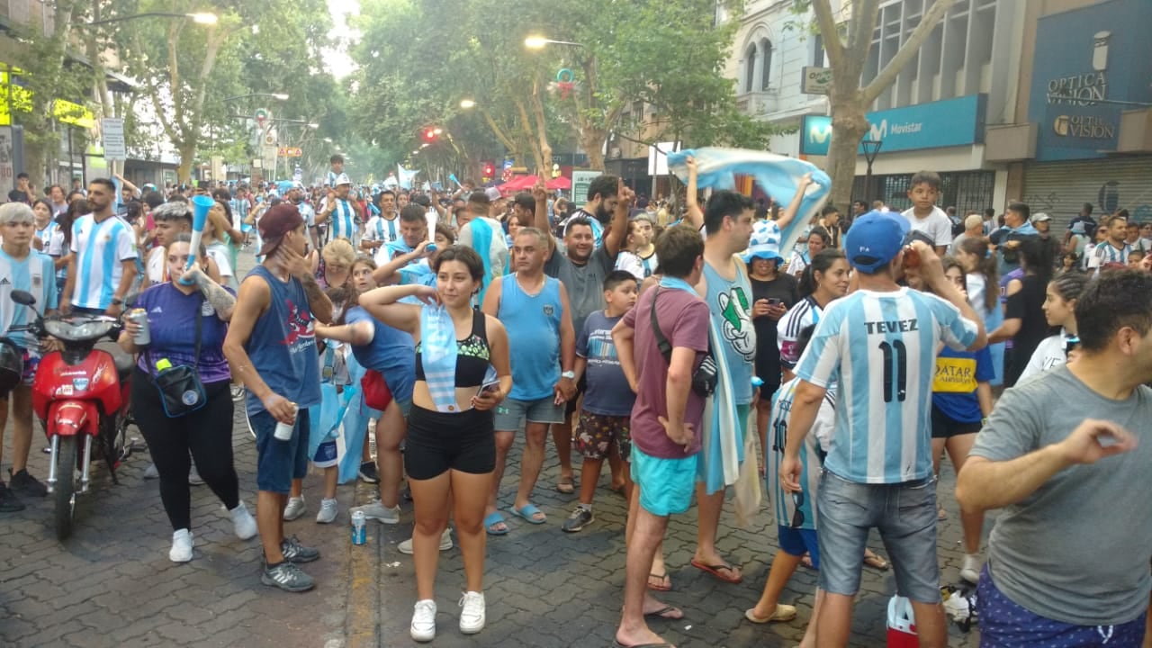 Miles de hinchas salieron a festejar a Peatonal y San Martín cargados de alegría y emoción. - José Gutiérrez / Los Andes