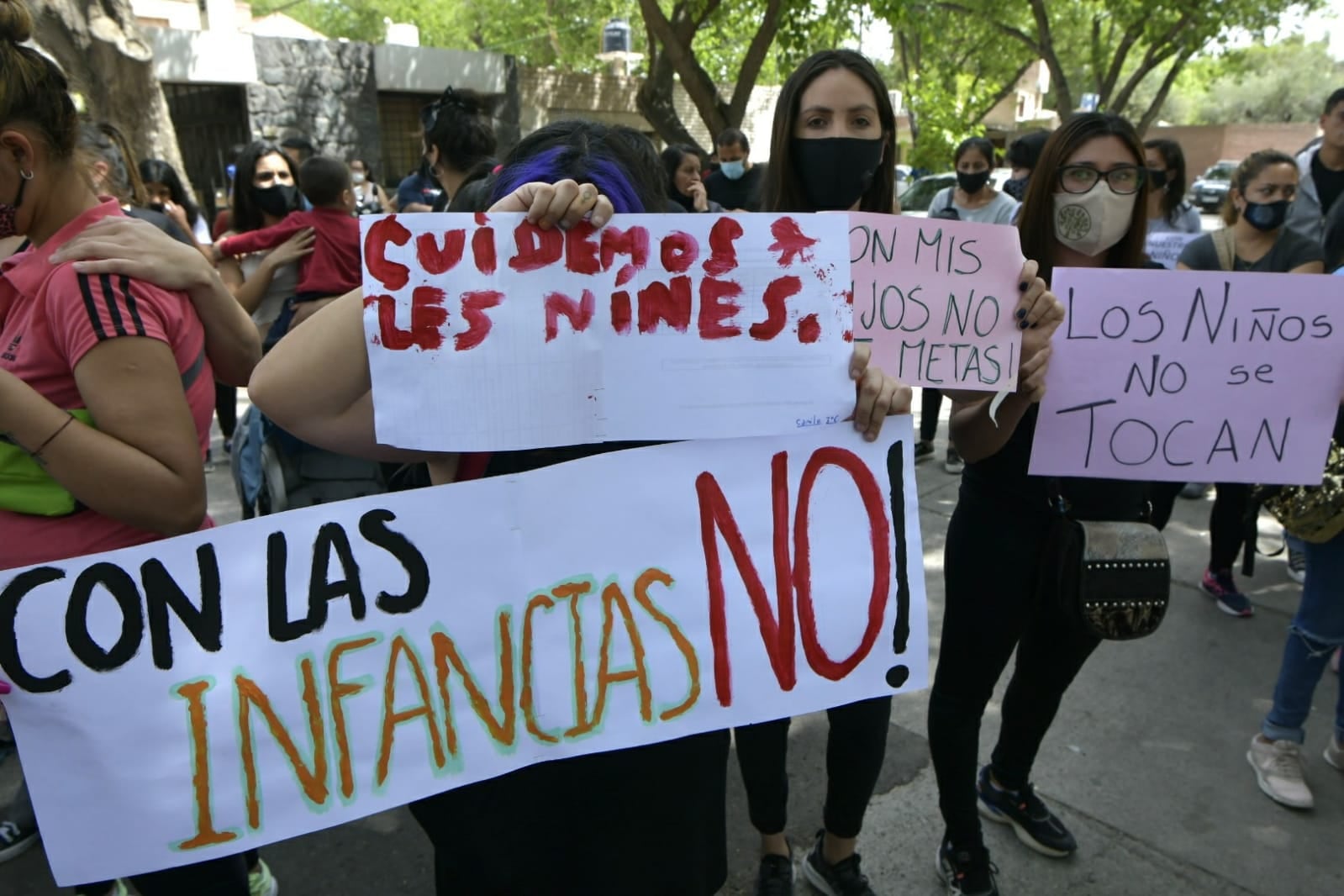 Los padres de alumnos cortaron calle Ameghino, en frente a la entrada de la escuela, para pedir seguridad para sus hijos.