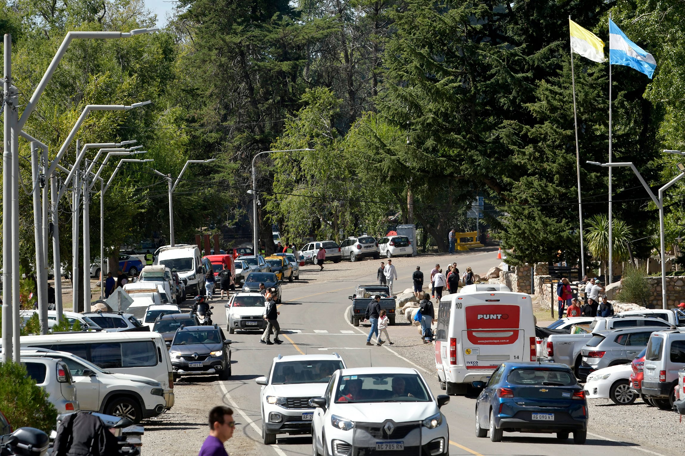 
Miles de turistas y mendocinos disfrutan del feriado largo en El Manzano, Tunuyán. Foto: Orlando Pelichotti