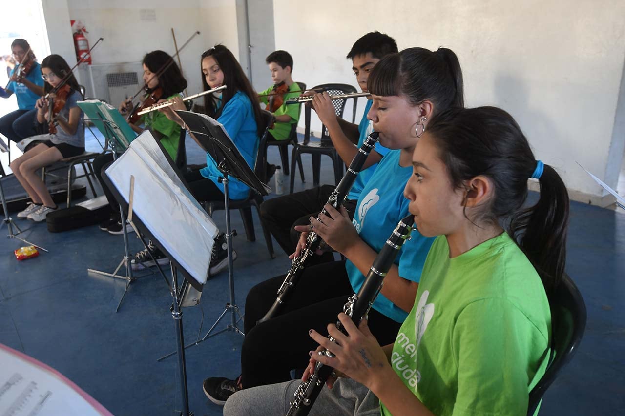 Orquesta pequeños grandes músicos del 
pedemonte, integrada por niños, jóvenes y adultos que participaron en un concurso de música y obtuvieron un bandoneón como premio.
Patricio Ibire es el director de la orquesta
Foto : José Gutierrez / Los Andes 