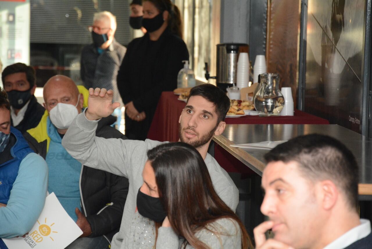 El basquetbolista Andrés Berman estuvo presente en el estadio Malvinas Argentinas. / Genitleza.