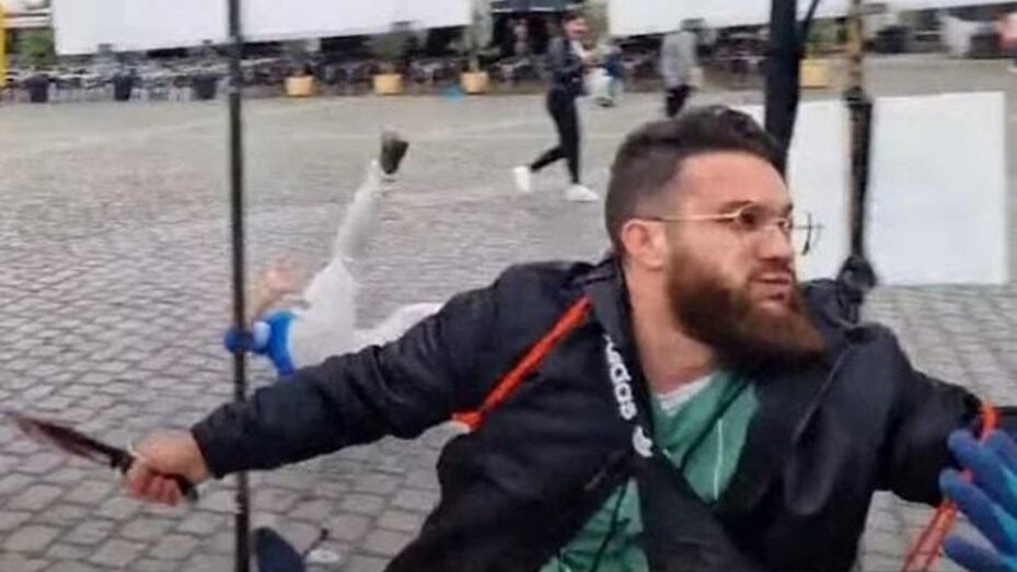 El atacante de los activistas antiislam con el cuchillo en la mano, en una imagen tomada del vídeo del ataque en la plaza central de Mannheim. Captura: El País