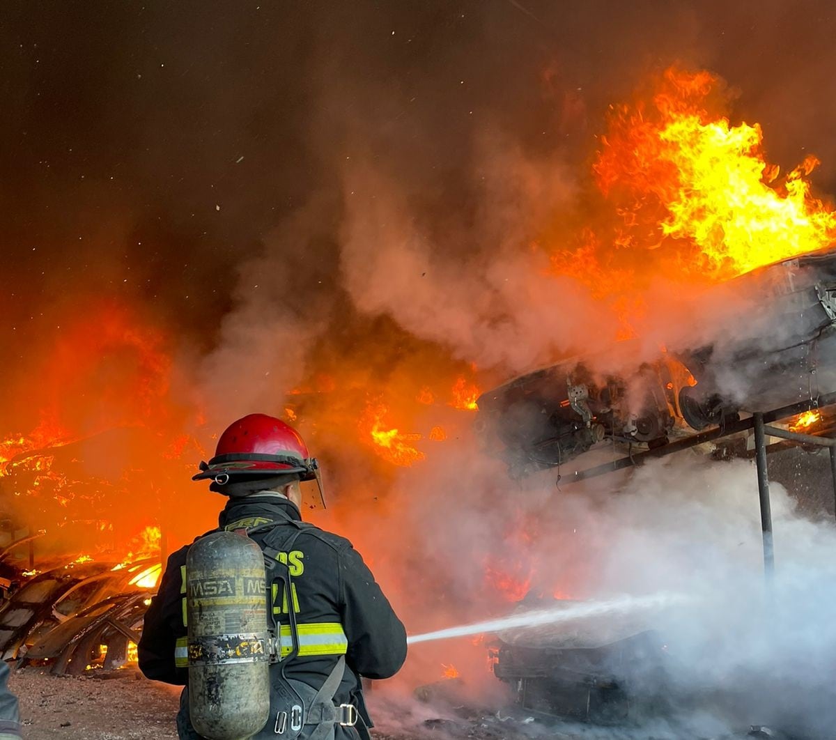 Un impresionante incendio causó graves daños y pérdidas en un desarmadero de autos en Maipú. | Foto: Ministerio de Seguridad y Justicia