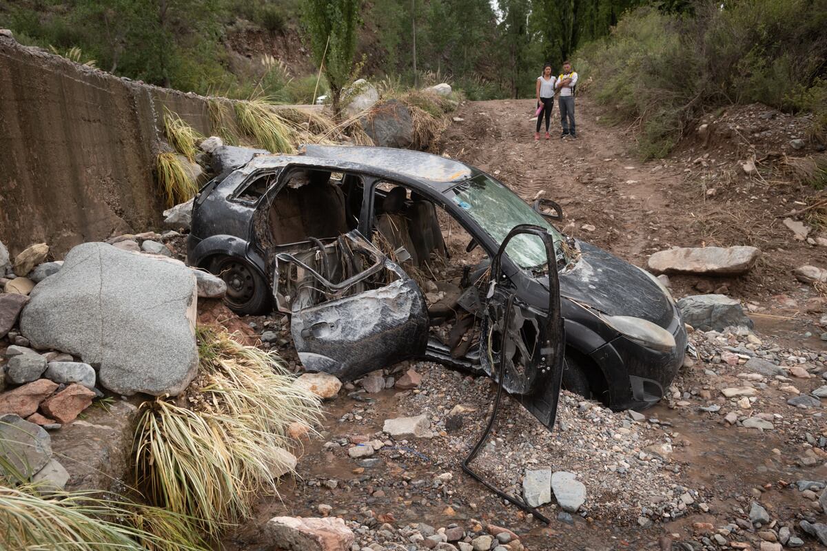 Tragedia en Potrerillos
Tres personas fallecieron y otras dos permanecen internadas en grave estado luego de que una crecida en el Río Blanco (Potrerillos) arrastrara el auto en que viajaban cuando intentaban cruzar un puente en medio de una tormenta. Un grupo de vecinos de la parte alta de Potrerillos salió a cortar la ruta en reclamo de que se construya un puente en altura y se hagan otras obras.

Foto: Ignacio Blanco / Los Andes 