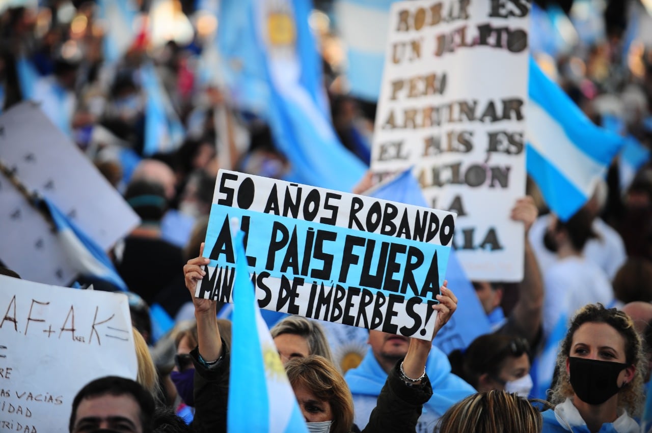 A pesar de la pandemia y las medidas de aislamiento, miles protestaron en la capital del país.