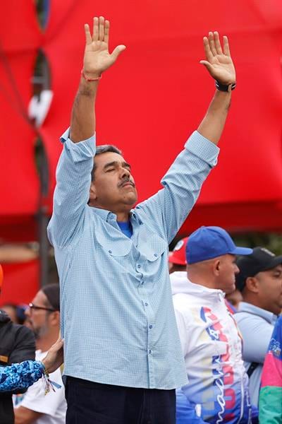 El presidente de Venezuela y aspirante a la reelección, Nicolás Maduro, saluda a los asistentes al cierre de su campaña este jueves, en Caracas (Venezuela). Venezuela celebra este 28 de julio unas elecciones presidenciales consideradas especialmente "decisivas". El chavismo, con Nicolás Maduro al frente, se juega su continuidad en el poder, al que aspiran llegar nueve candidatos opositores. EFE/ Henry Chirinos