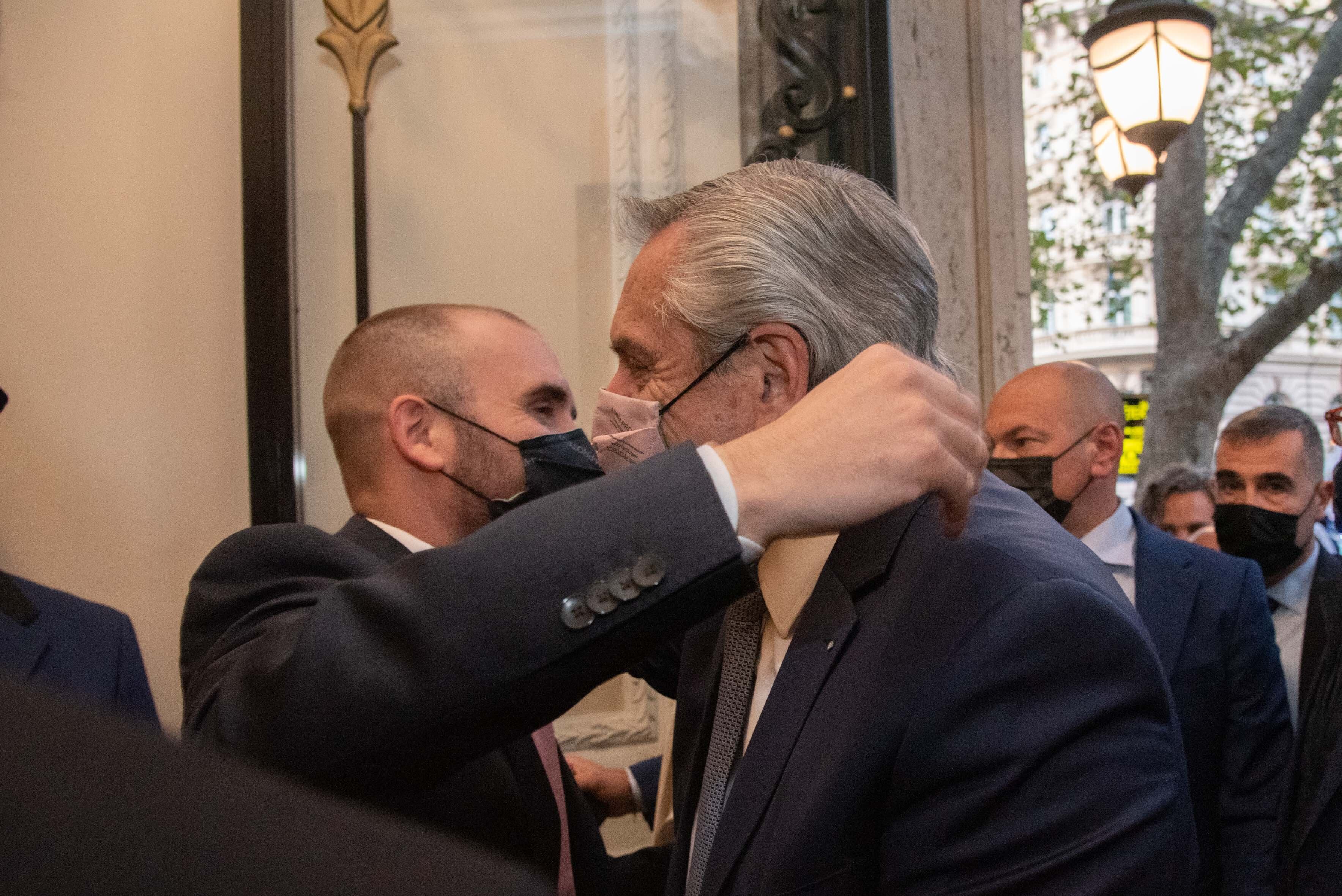 El presidente Alberto Fernandez recibido por Martín Guzmán en el hotel donde se alojará durante su participación en el G20. Foto: Clarín