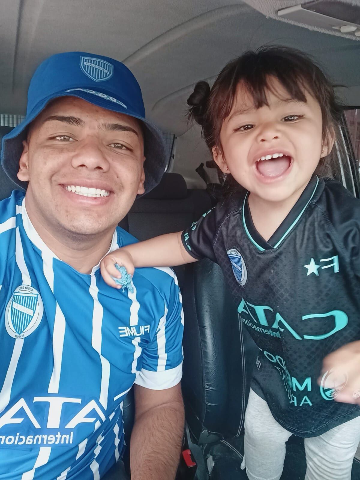 Exequiel y su hija. Fanáticos de Godoy Cruz.