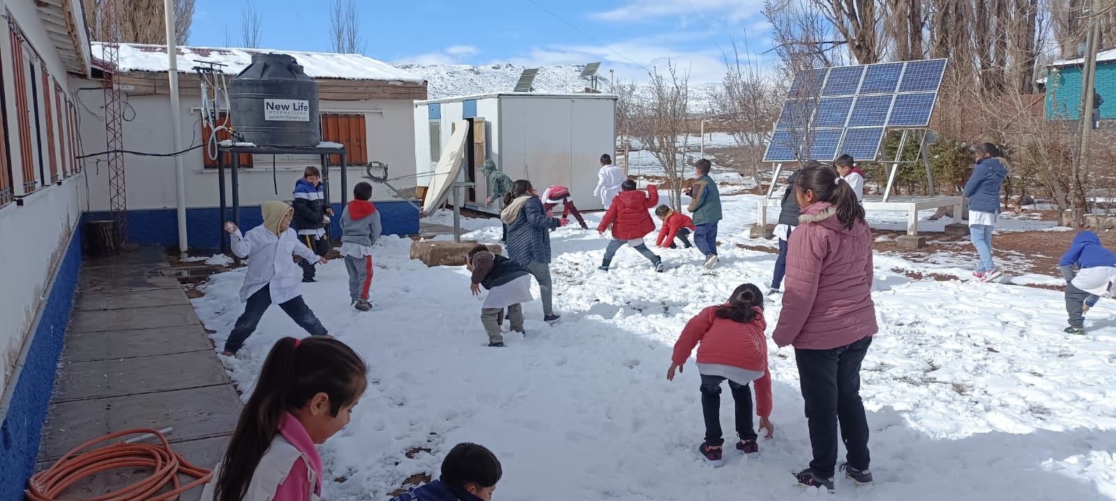 Chicos felices en la escuela de El Alambrado