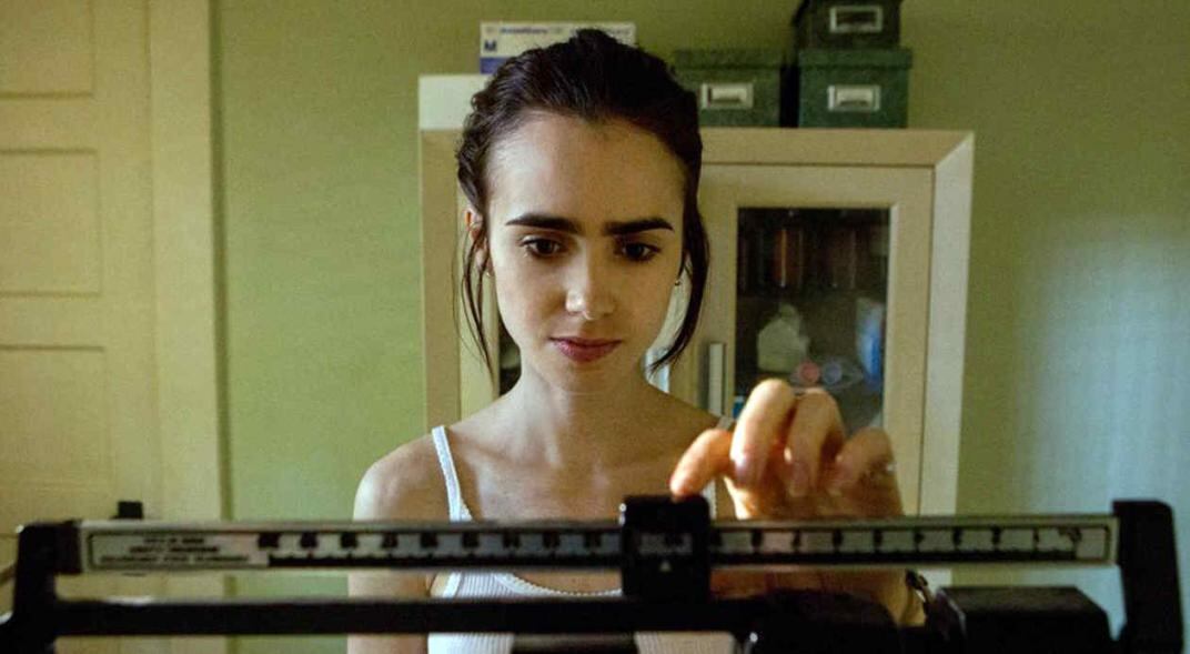 Lilly Collins. La actriz interpreta a Ellen, una chica que sufre trastornos alimentarios y que es la protagonista de “Hasta los huesos”. 