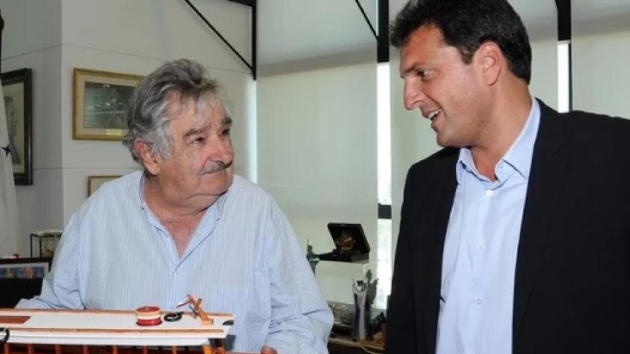 José "Pepe" Mujica junto a Sergio Massa en 2011. Ambos se encontraban en el despacho presidencial de Mujica cuando este era mandatario y Massa era intendente de Tigre. Foto: Gentileza Clarín.