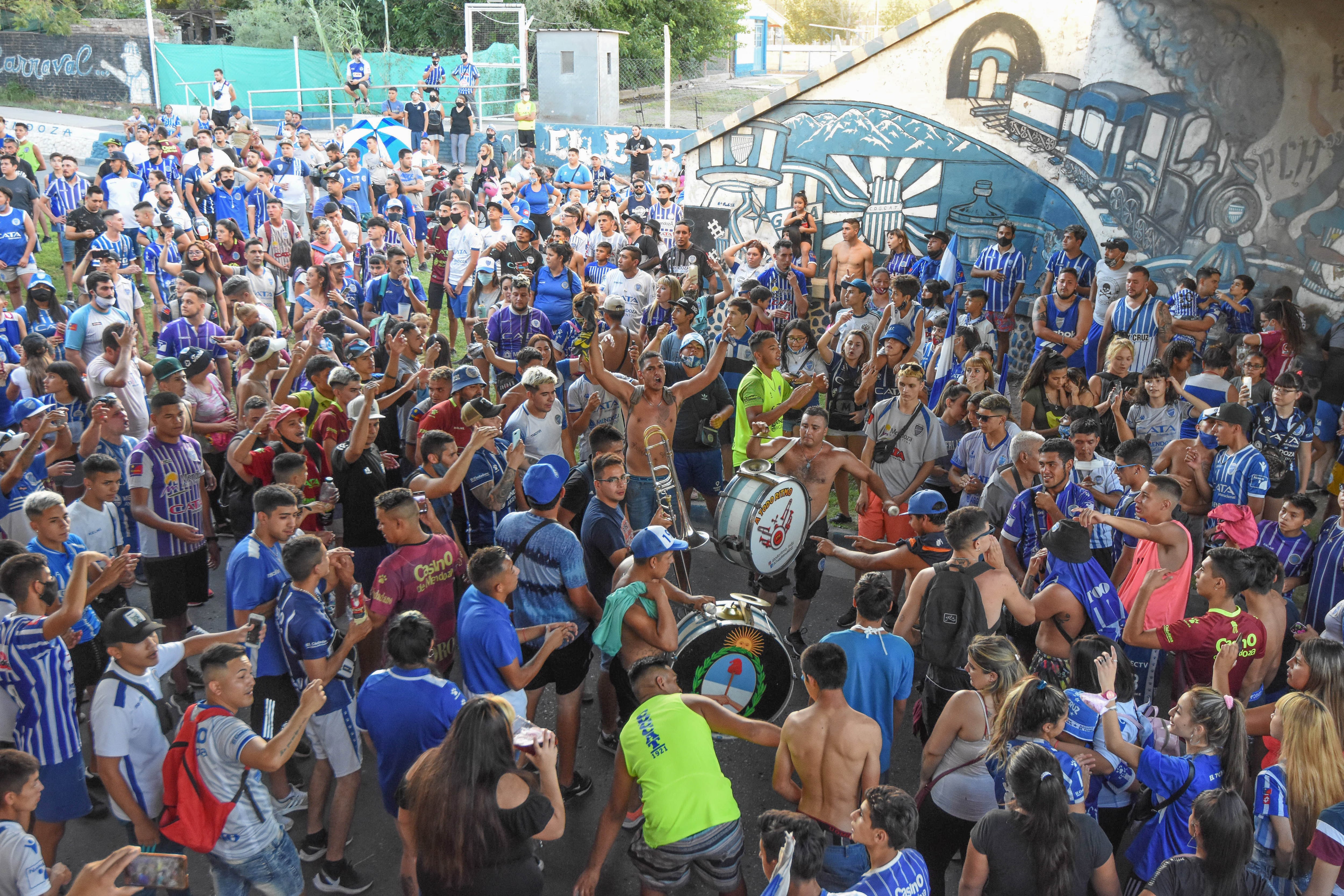 Mendoza 6 de febrero de 2021 Sociedad
Un gran multitud se despedía del Morro García, Santiago fue encontrado muerto de un disparo en el cráneo en su departamento en Godoy cruz. Hacia mas de tres días que no se comunicaba con nadie y estaba con tratamiento psicológico. 
Hinchas del tomba participaron de una simbólica despedida partiendo desde la plaza departamental hacia el club Godoy Cruz.
Foto: Mariana Villa