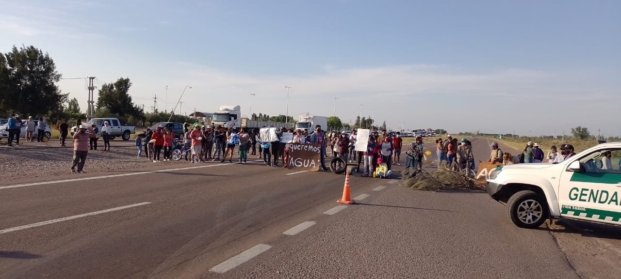 Vecinos cortan la ruta 40 en Ugarteche por falta de agua. Foto: Twitter @jp_navio