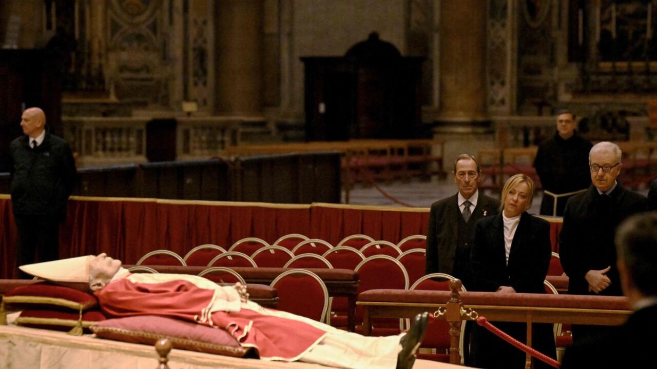 El papa murió este sábado y la Basílica de San Pedro abrió sus puertas a miles de fieles para que pudieran despedirlo. Gentileza El País