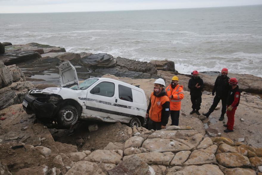 La camioneta, manejada por un hombre de 60 años, cayó al vacío en Playa Chica, Mar del Plata.